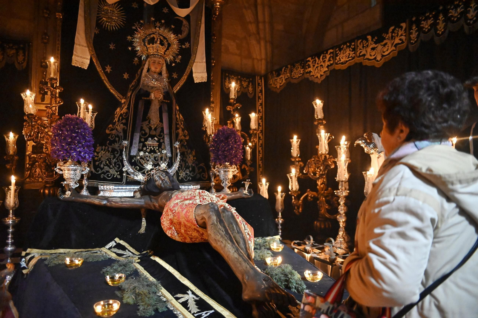 Una devota reza ante el Cristo del Remedio de Ánimas.