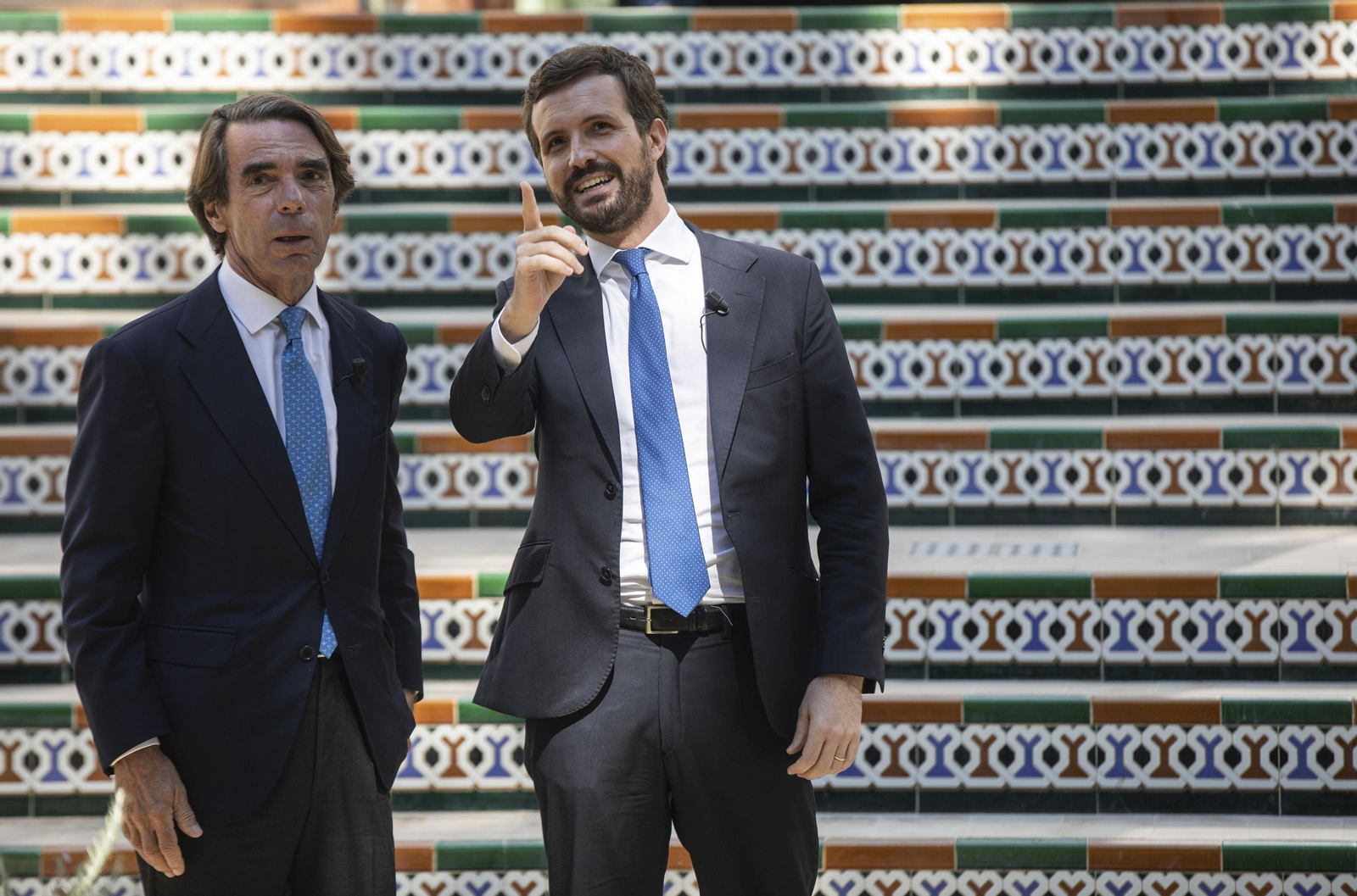 Aznar y Casado, este jueves en Villa Luisa, en Sevilla.
