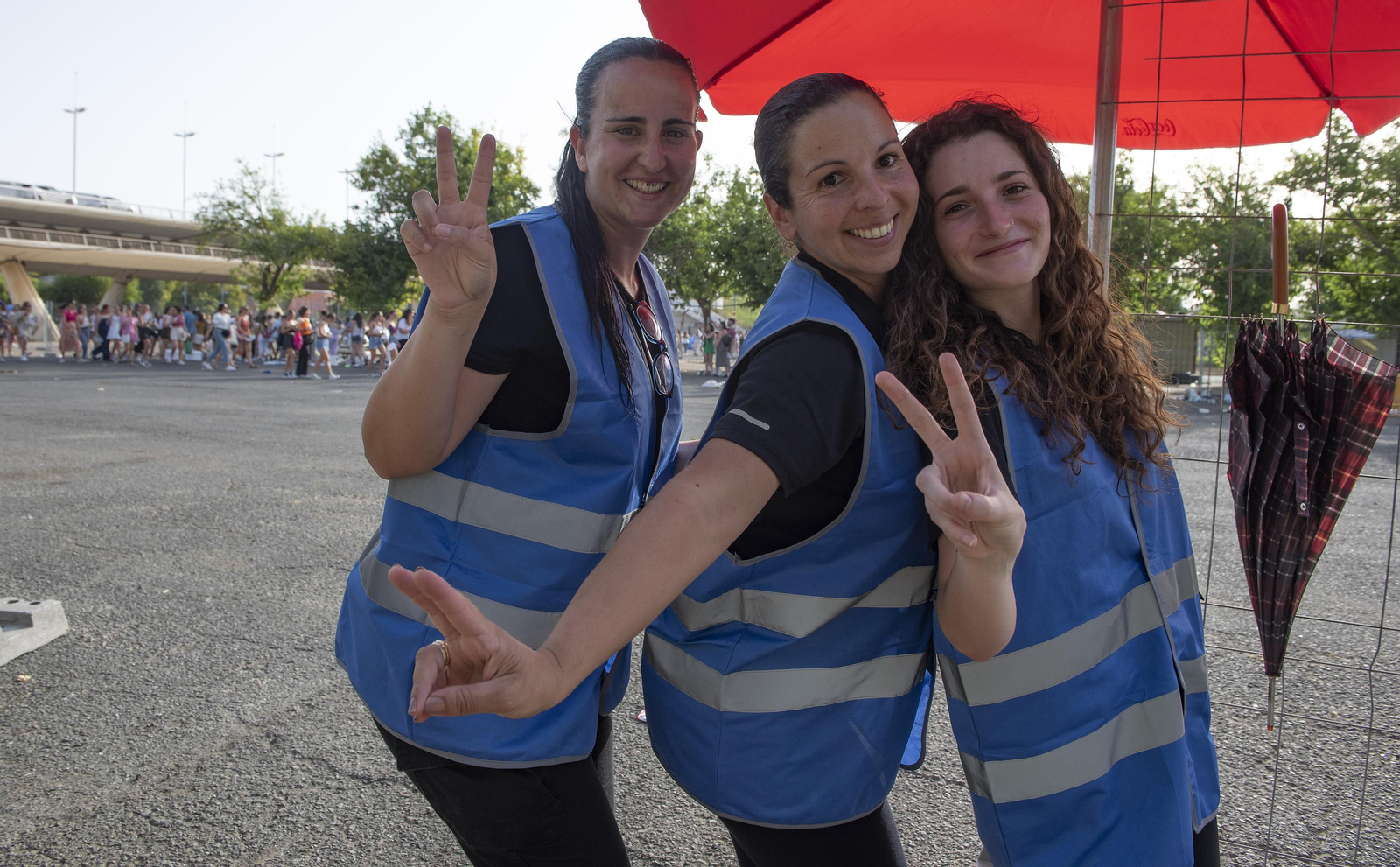 Calor y buen ambiente en la entrada del concierto de Manuel Carrasco