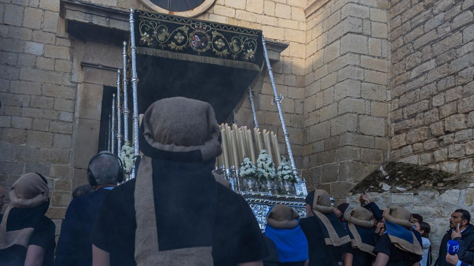 Luto y duelo en la noche del Viernes Santo, en imágenes