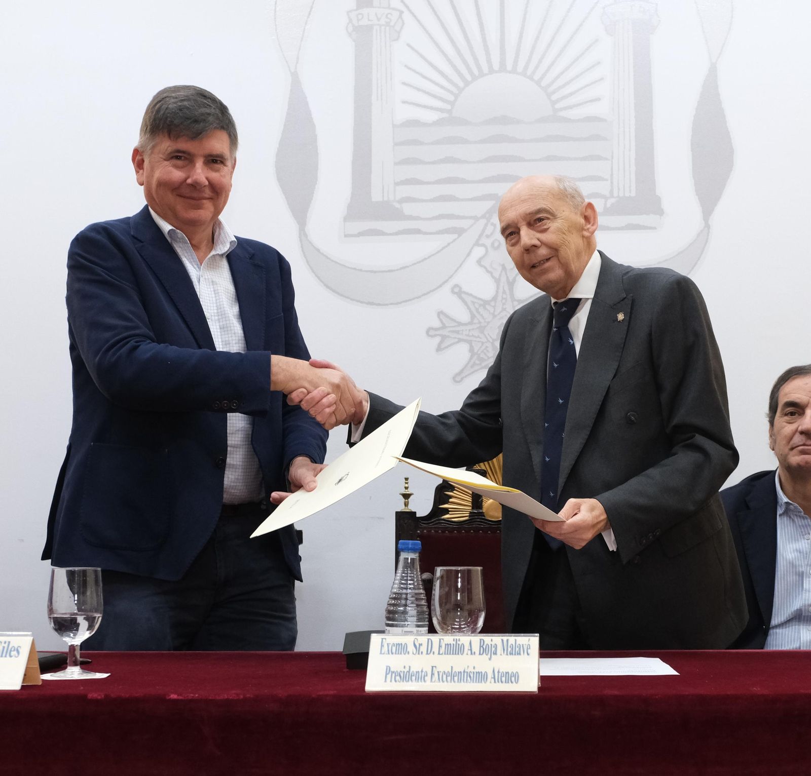 Manuel Pimentel, editor de Almuzara, y Emilio Boja Malavé, presidente del Ateneo de Sevilla, tras firmar el acuerdo de colaboración.