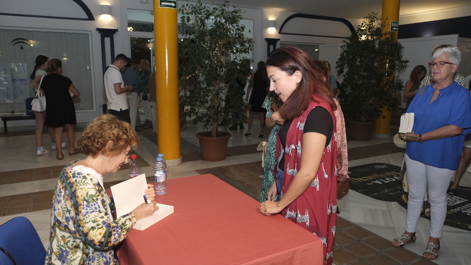 Imágenes de Diario de los Libros en Mojácar, con la escritora Julia Navarro