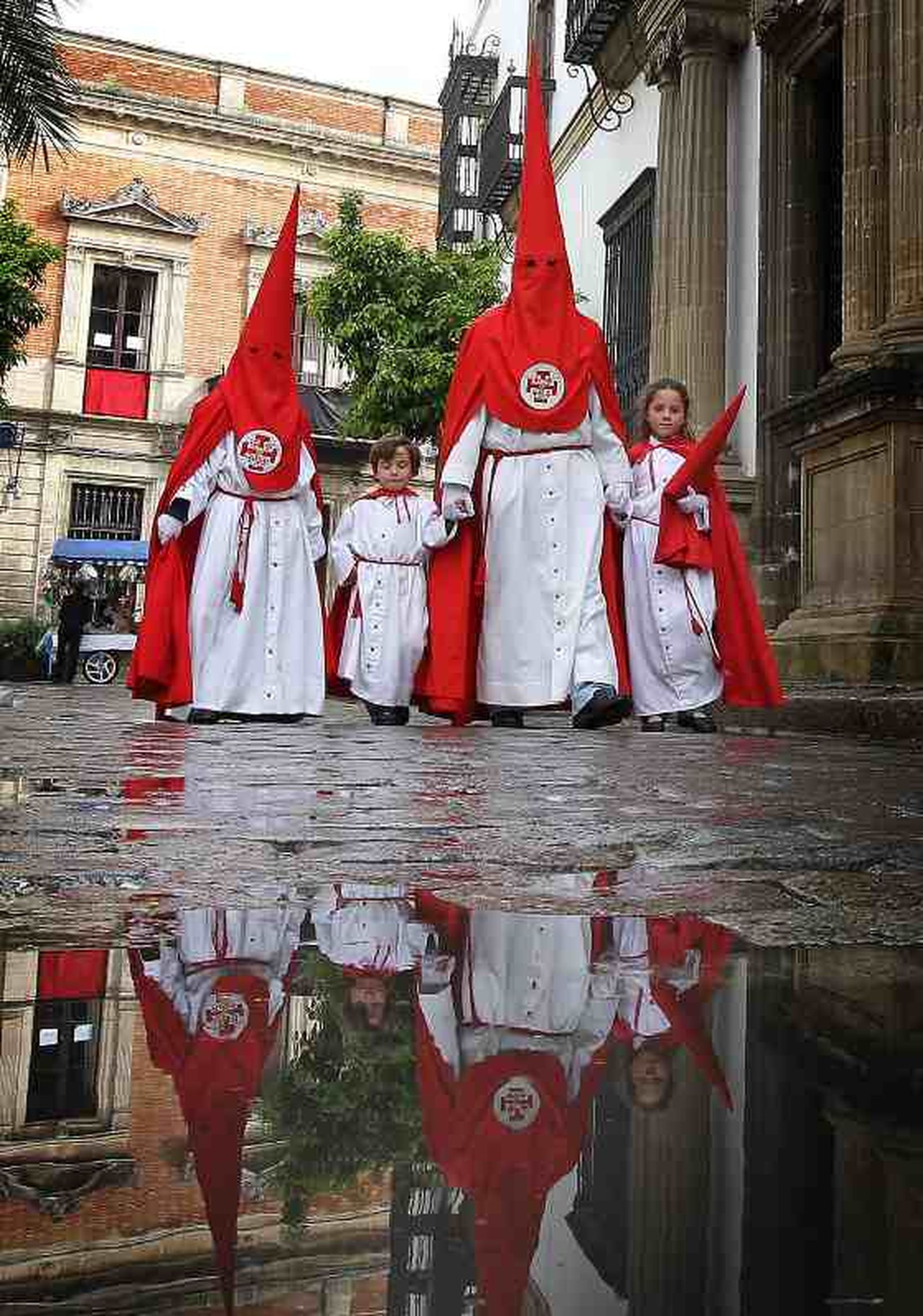 Nazarenos de la Cena, camino a San Marcos por una mojada Rafael Rivero

Foto: M.A. González