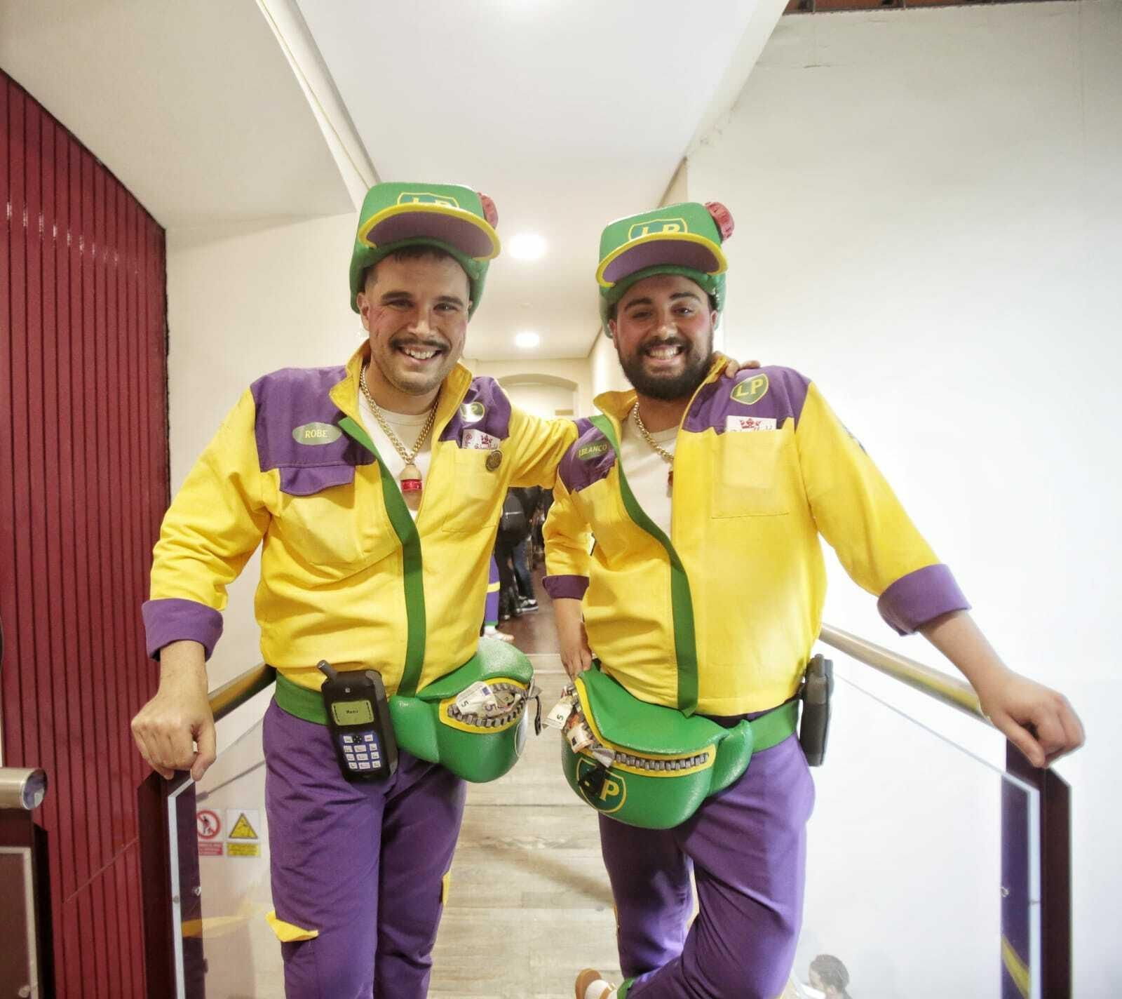 Los autores Roberto Gómez y Juan Pérez, en camerinos.