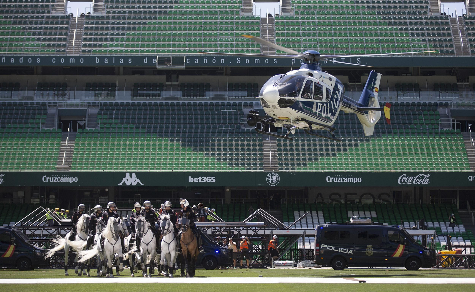 Exhibición de la Policía Nacional en el Estadio Benito Villamarín
