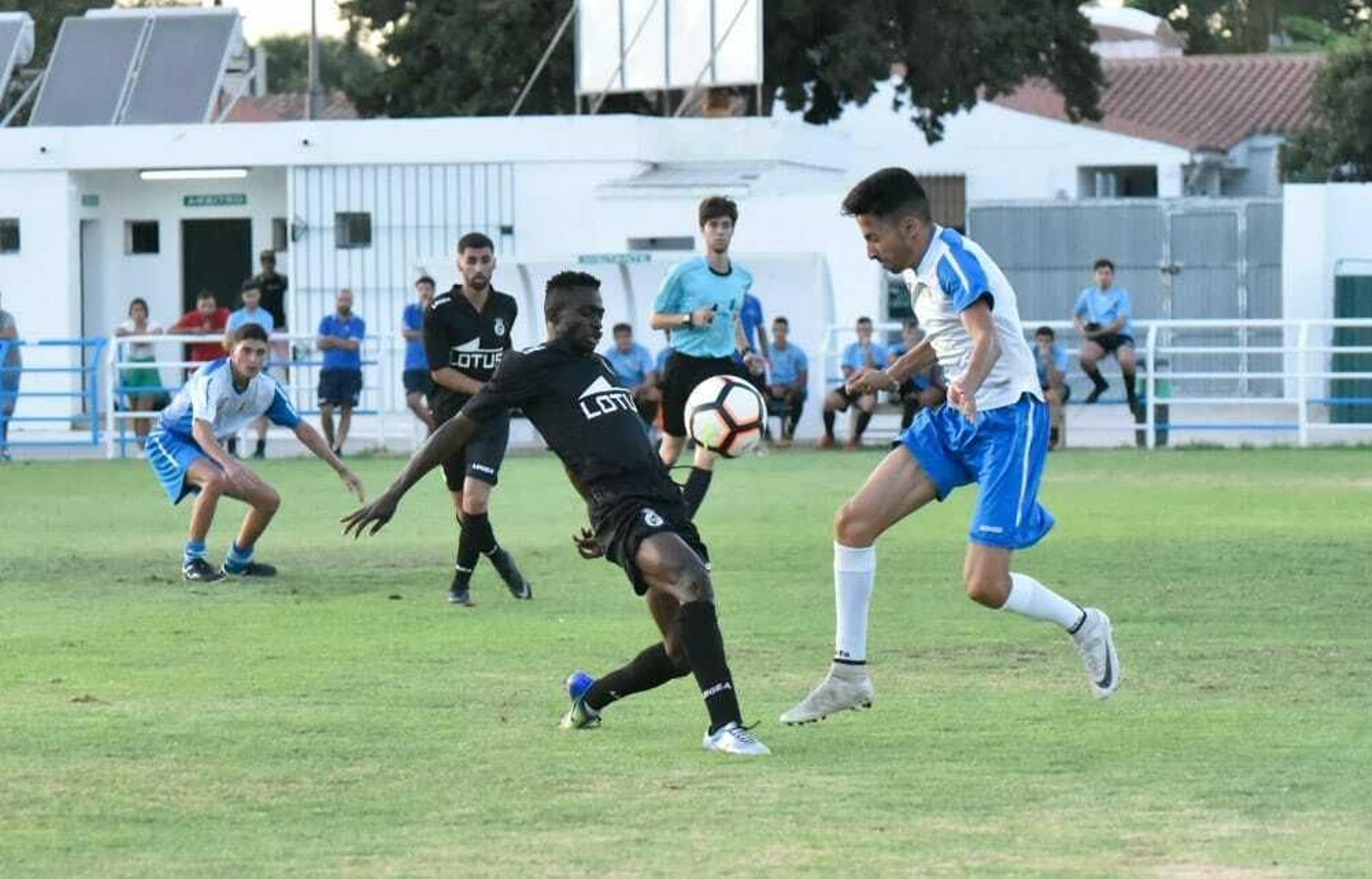 Kaya (d) sale al paso de un adversario en el Castellar-Balona B