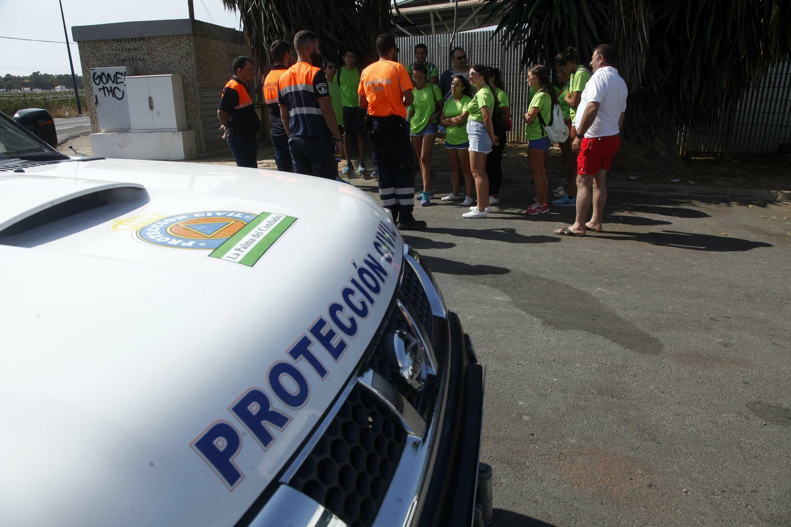 Miembros del operativo de búsqueda reciben instrucciones.
