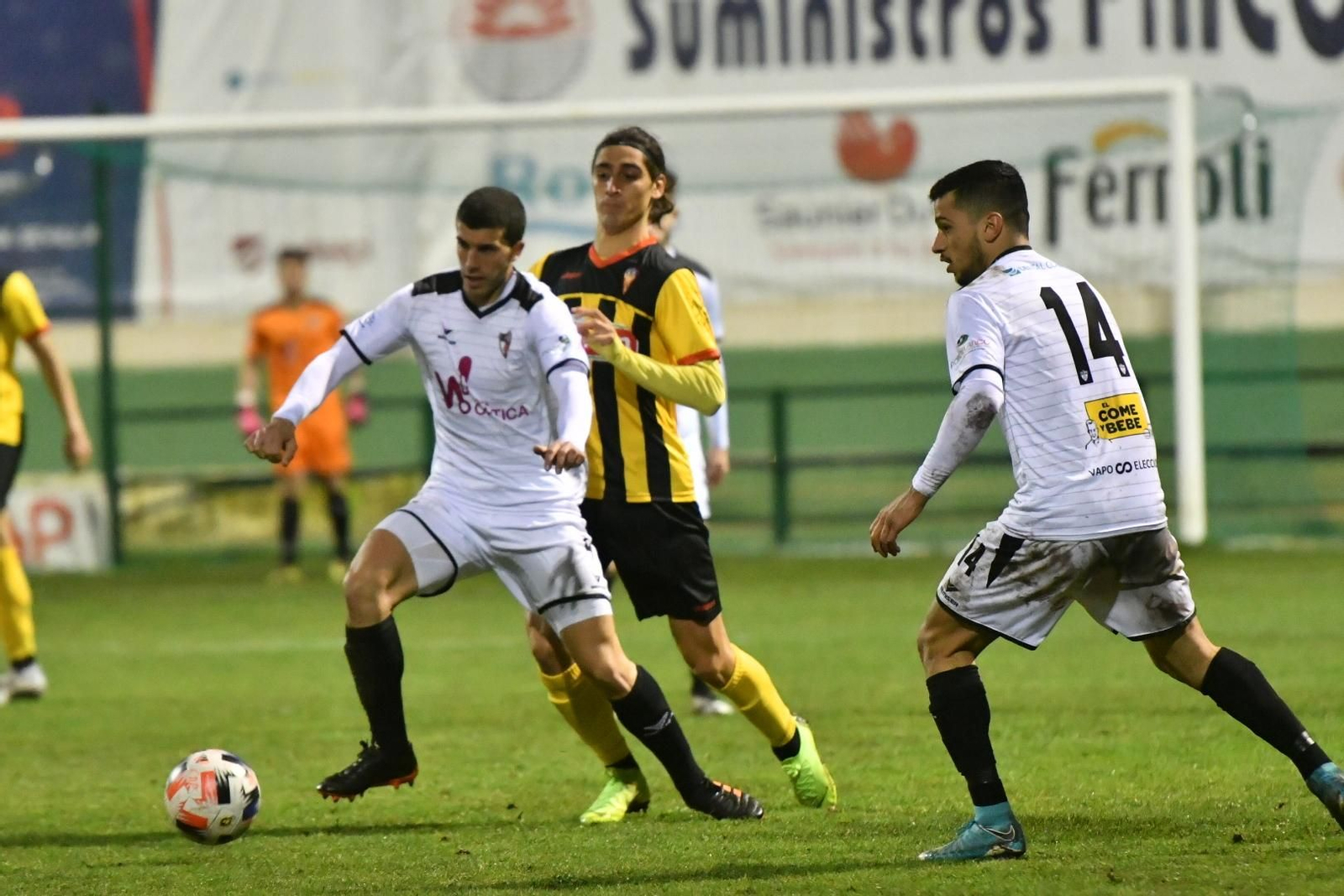 Ángel García es presionado por Tommy Montenegro ante la presencia de Joel Armengol.