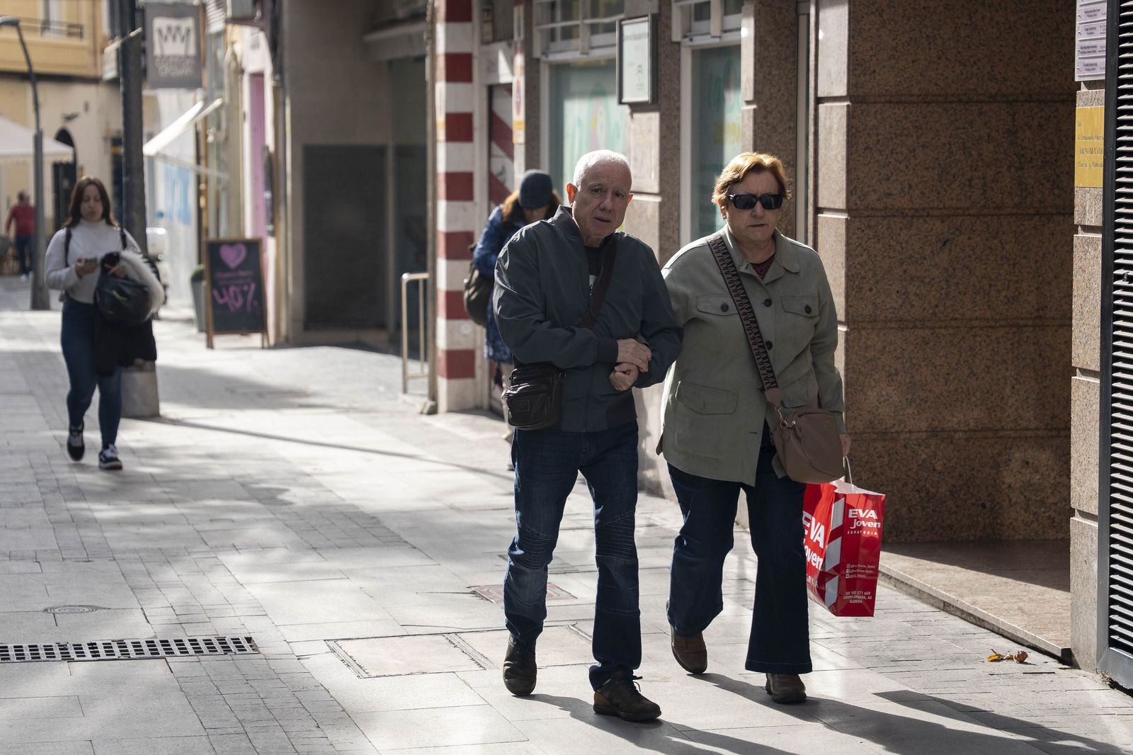 El comienzo de la campaña de rebajas en Almería, en imágenes