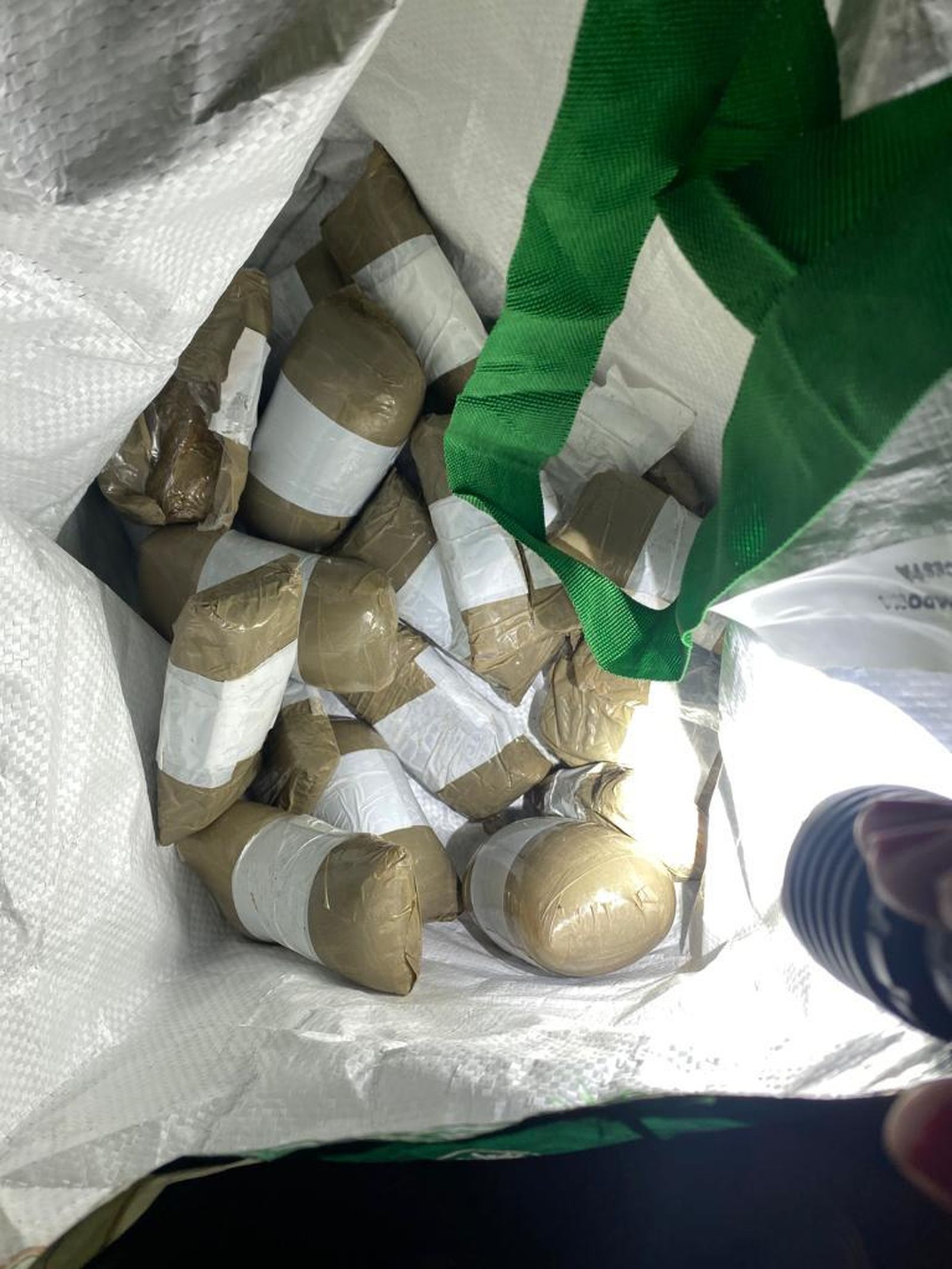 Parte de los fardos de hachís intervenidos.