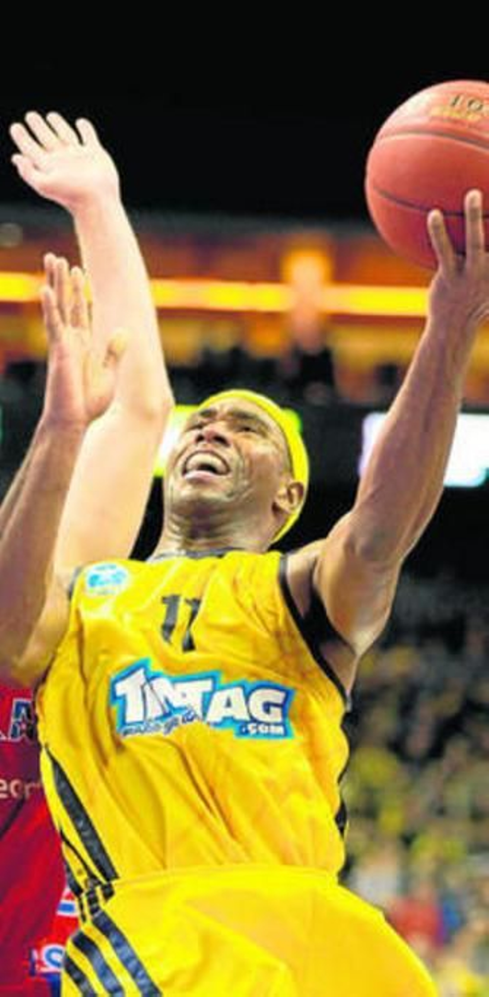 Byars deja una bandeja en un duelo entre el Alba y el CSKA.