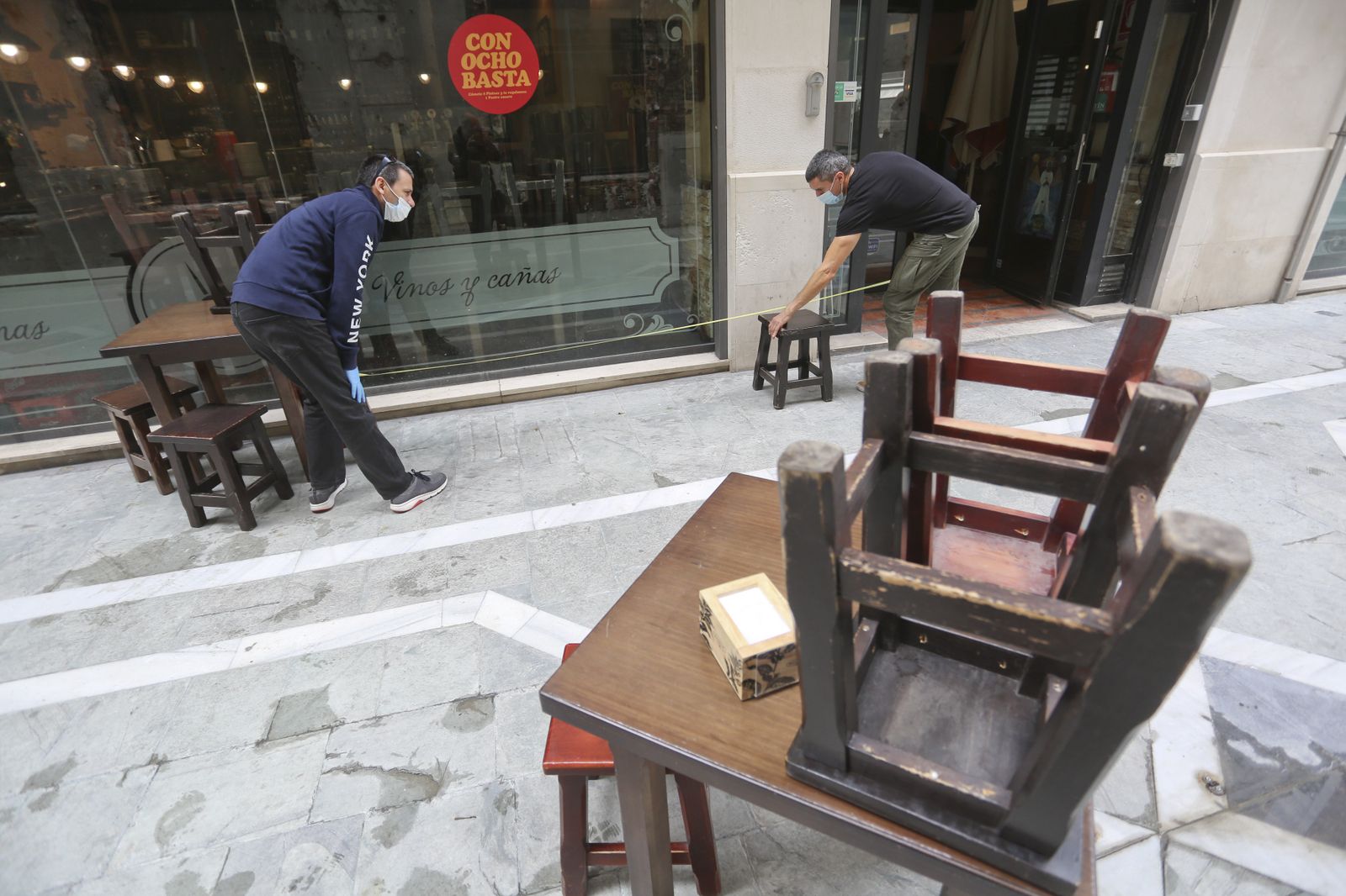 Preparativos en la terraza de un bar.
