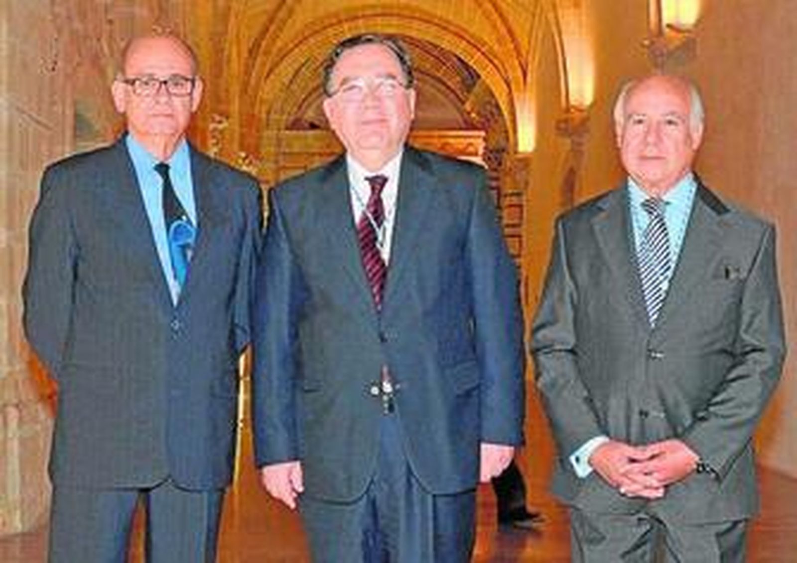 Orellana (i), junto al presidente, Ortiz Tardío, y Garrido Arcas.