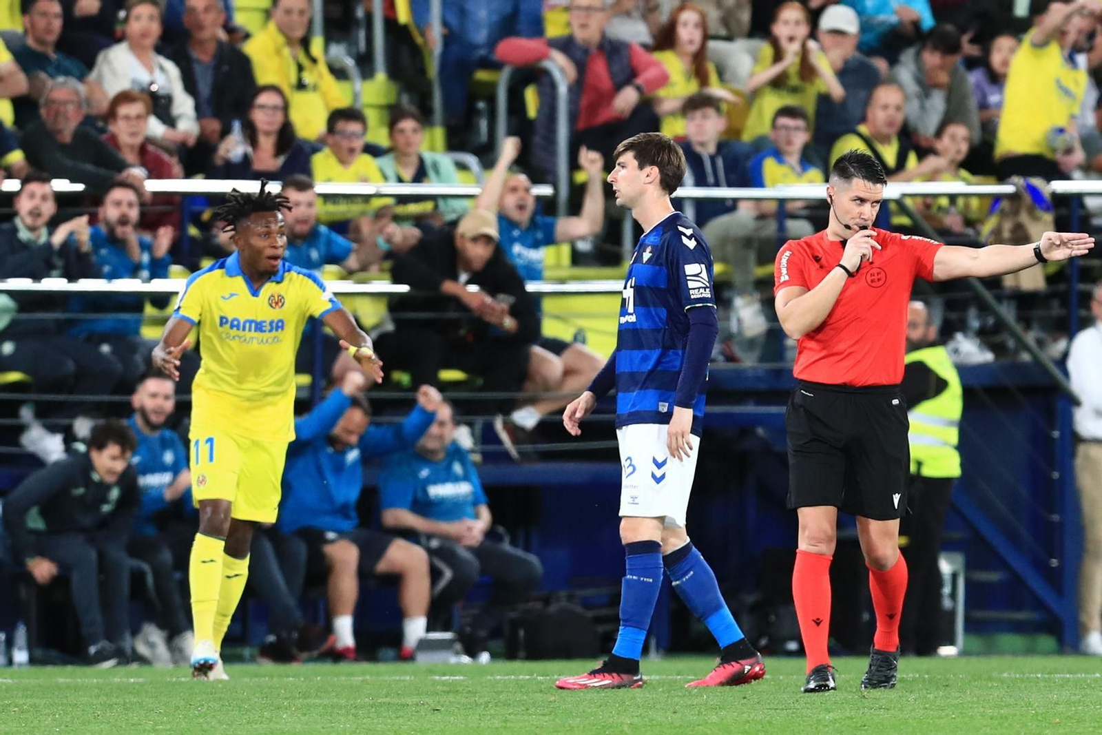 Ortiz Arias usa el silbato ante la sorpresa de Chukwueze y la resignación de Miranda.