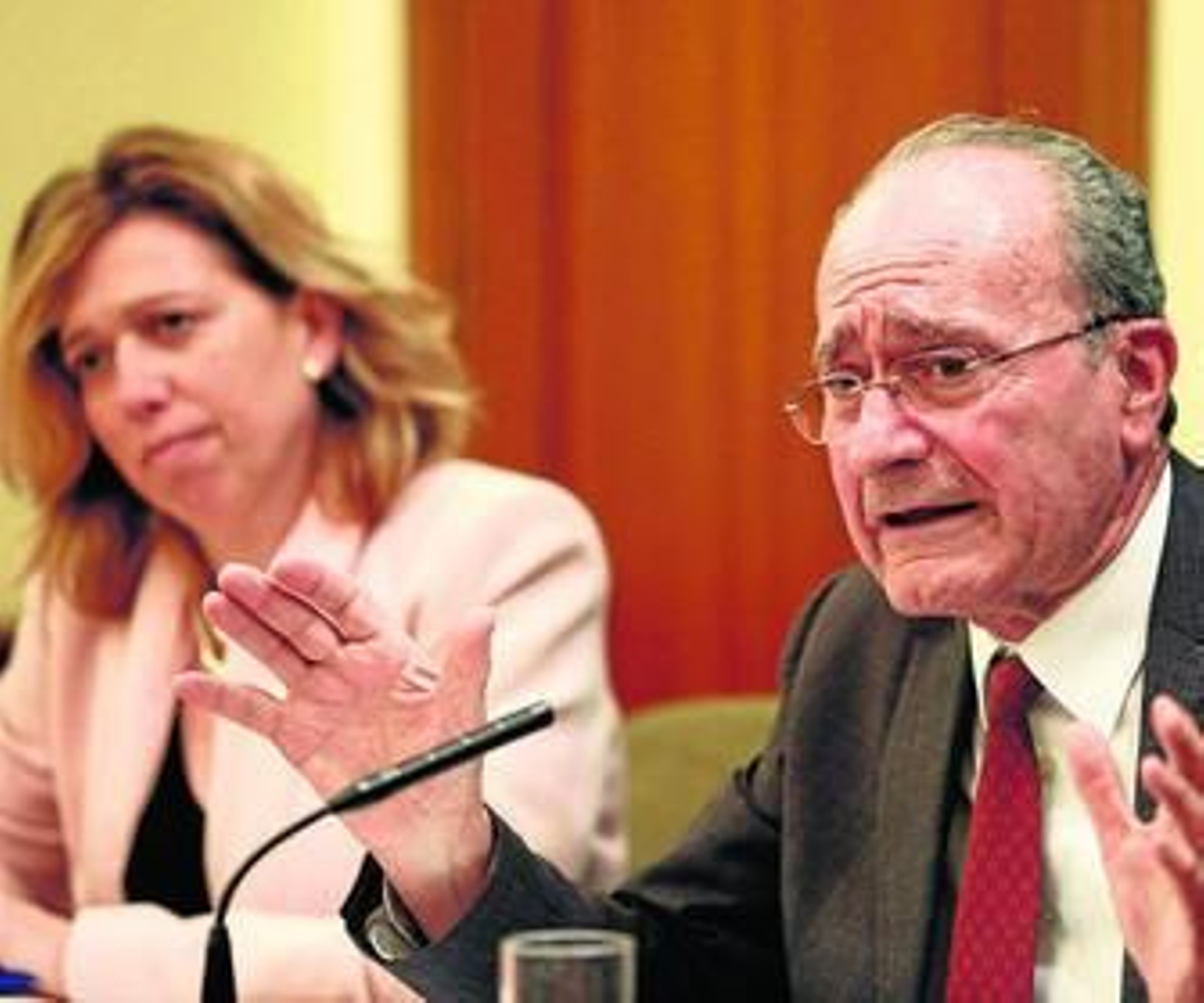 El alcalde, ayer, durante su comparencia ante los medios, con Elvira Maeso. El alcalde, ayer, durante su comparencia ante los medios, con Elvira Maeso.