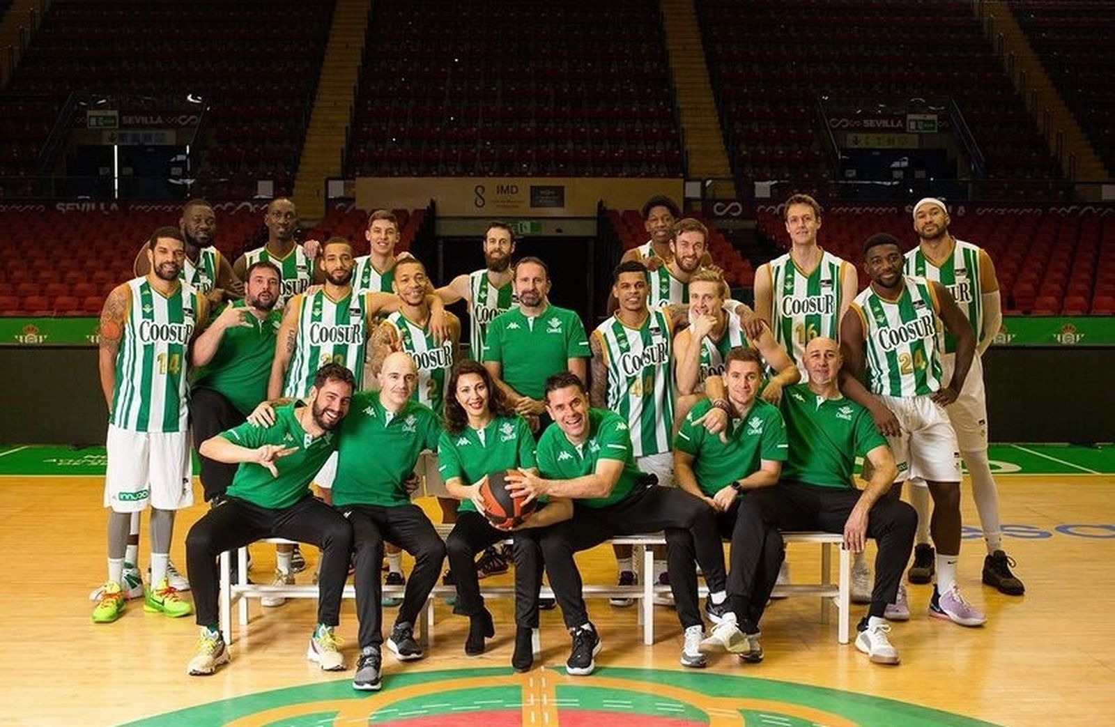 La plantilla y cuerpo técnico del Coosur Betis, posa en San Pablo ya en el tramo final de la temporada 2020-21.