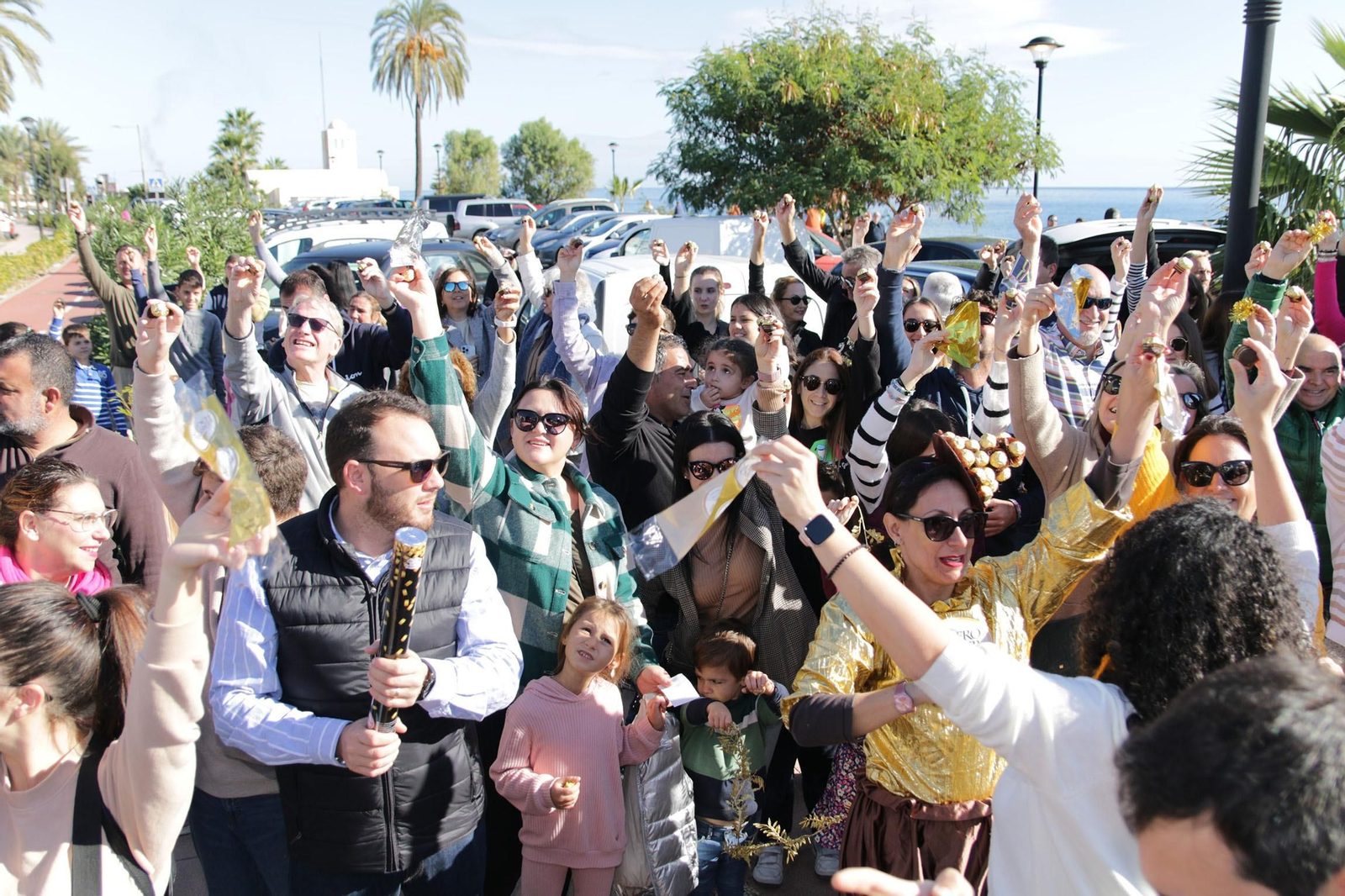 Cientos de personas se juntan en Mojácar para comerse un Ferrero Rocher