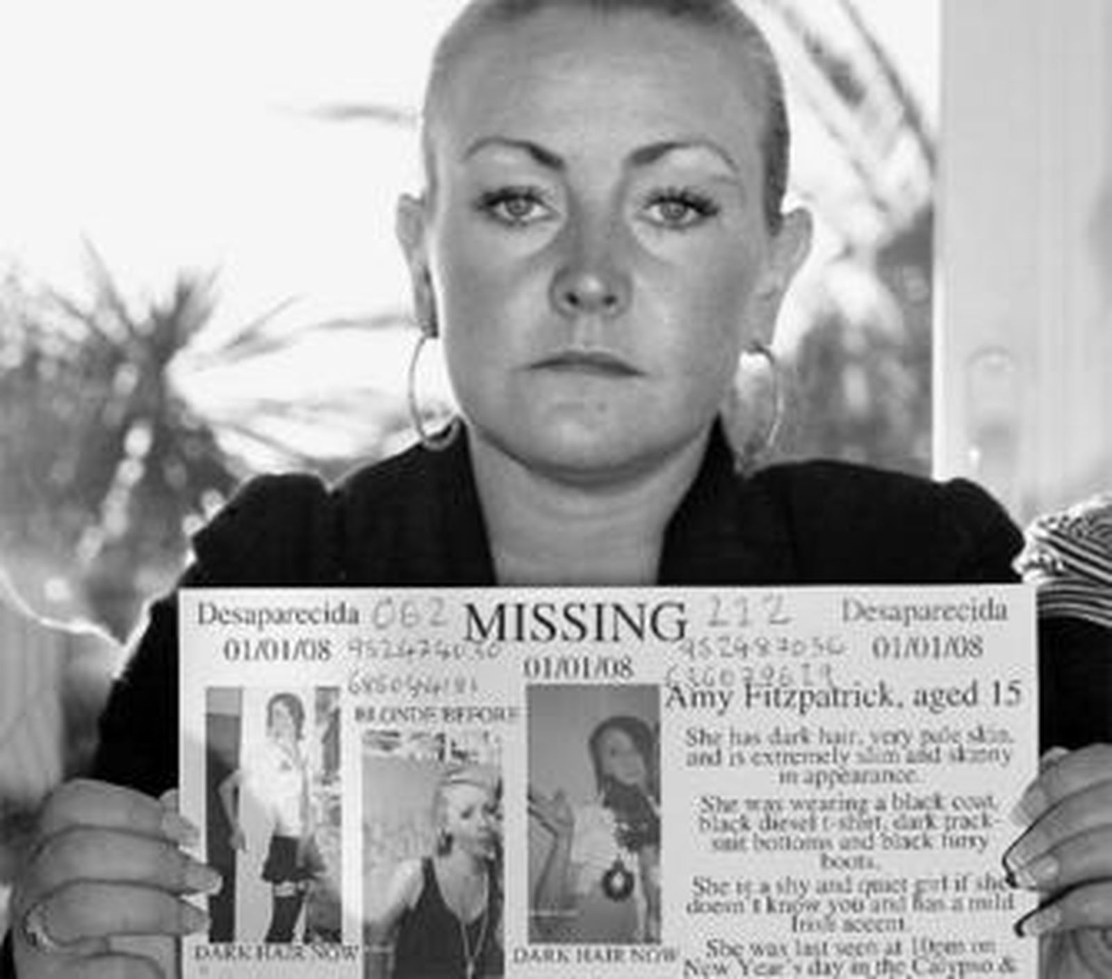 La madre de Amy con el cartel con fotografías y descripción de la niña.