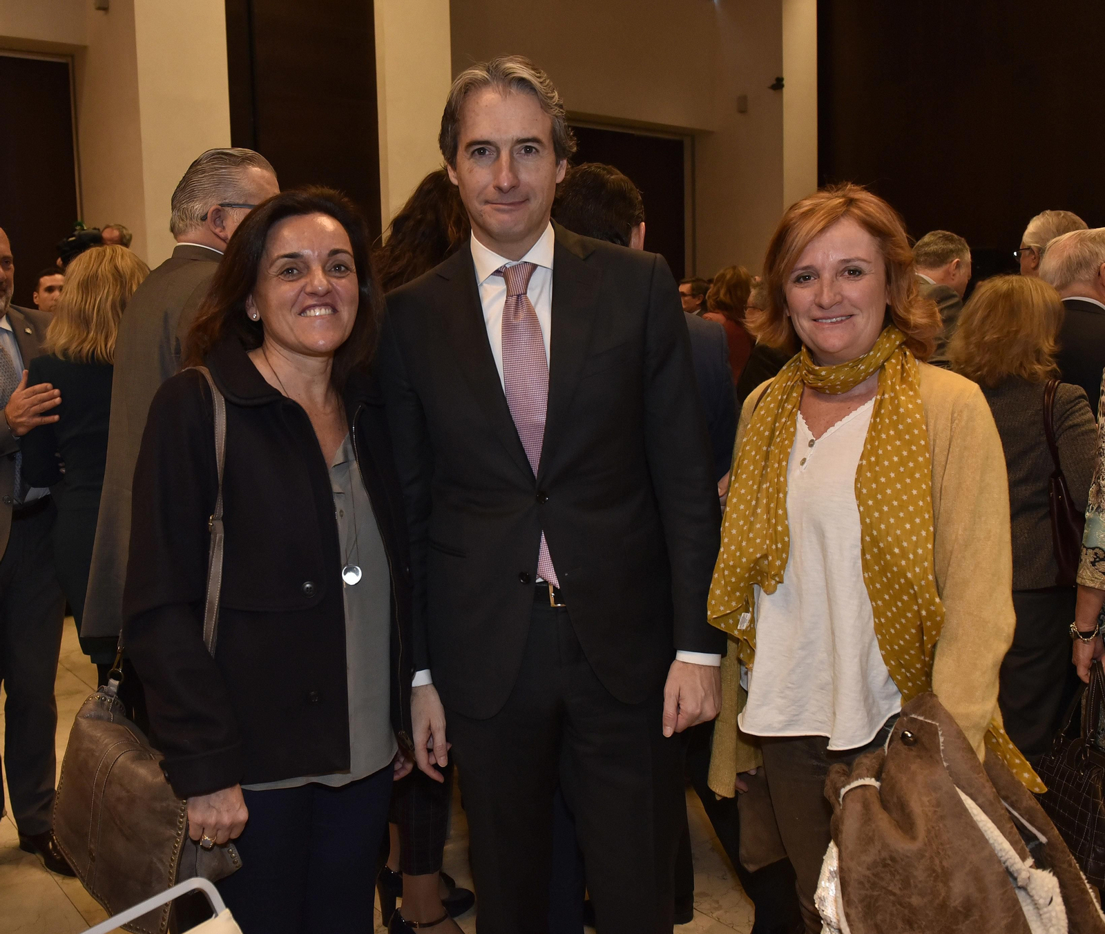 María José Contreras Caro e Isabel Contreras Guyard, con el ministro De la Serna.