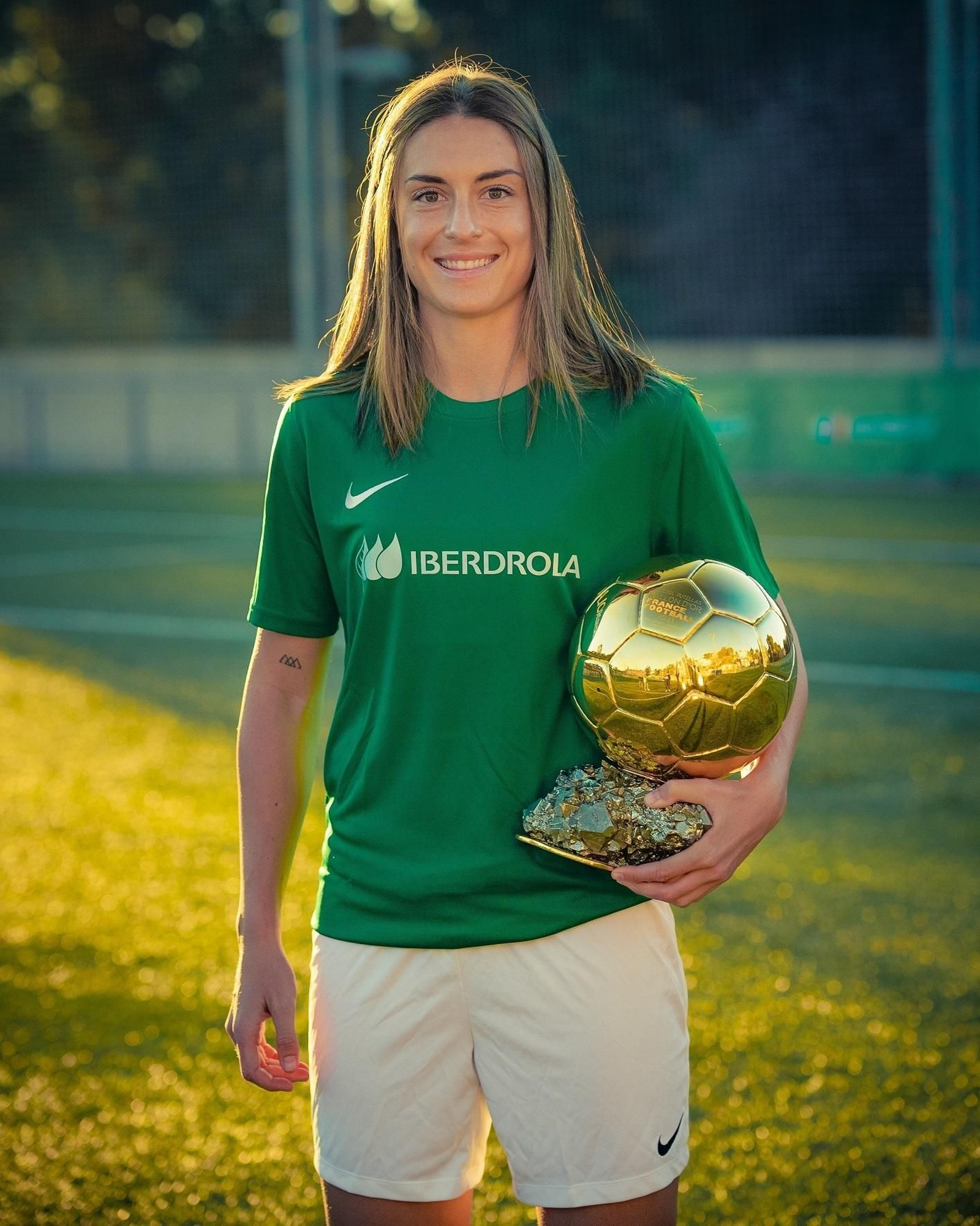 Alexia Putellas posa con su Balón de Oro con el verde de Iberdrola.