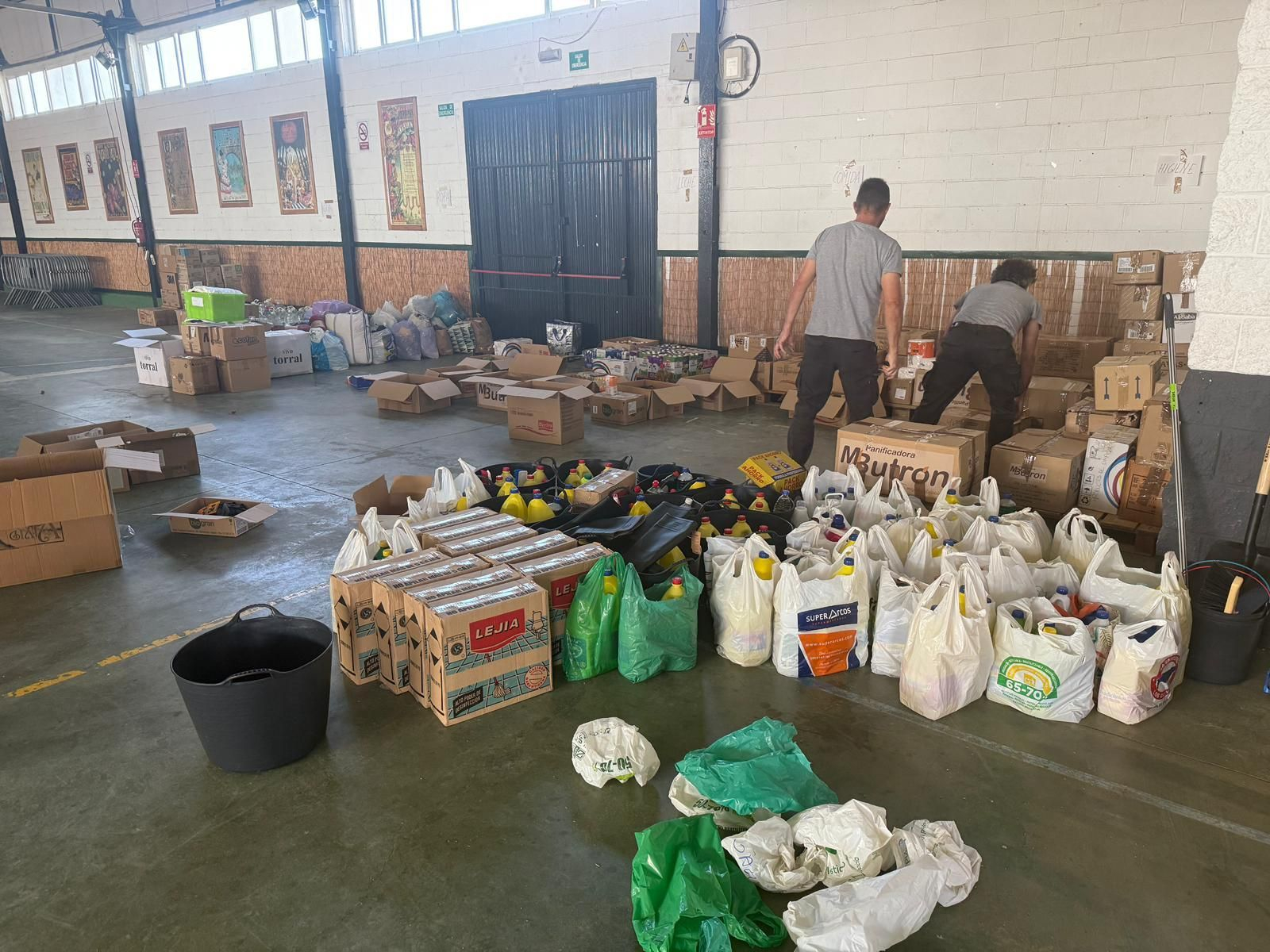 Parte de la ayuda que se clasificaba en la Caseta Municipal