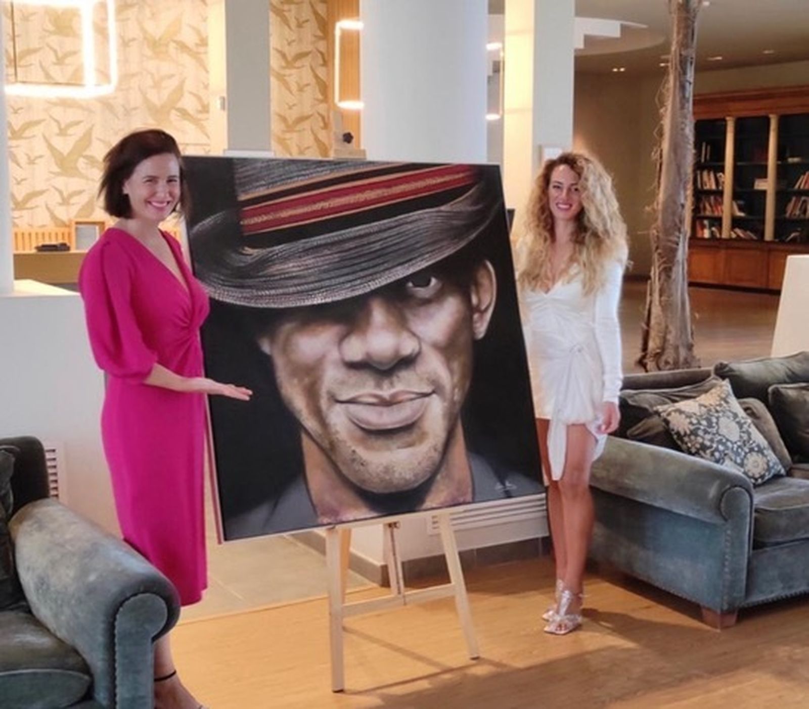 Claudia Pascual Marín, adjunta de Dirección del hotel FairPlay Golf & Resort, junto a la artista Cindia Mera que presenta su obra 'Elegguá'.