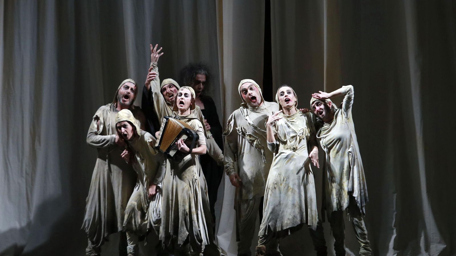 Perfecta sincronización de actores y actrices creando esta estampa.