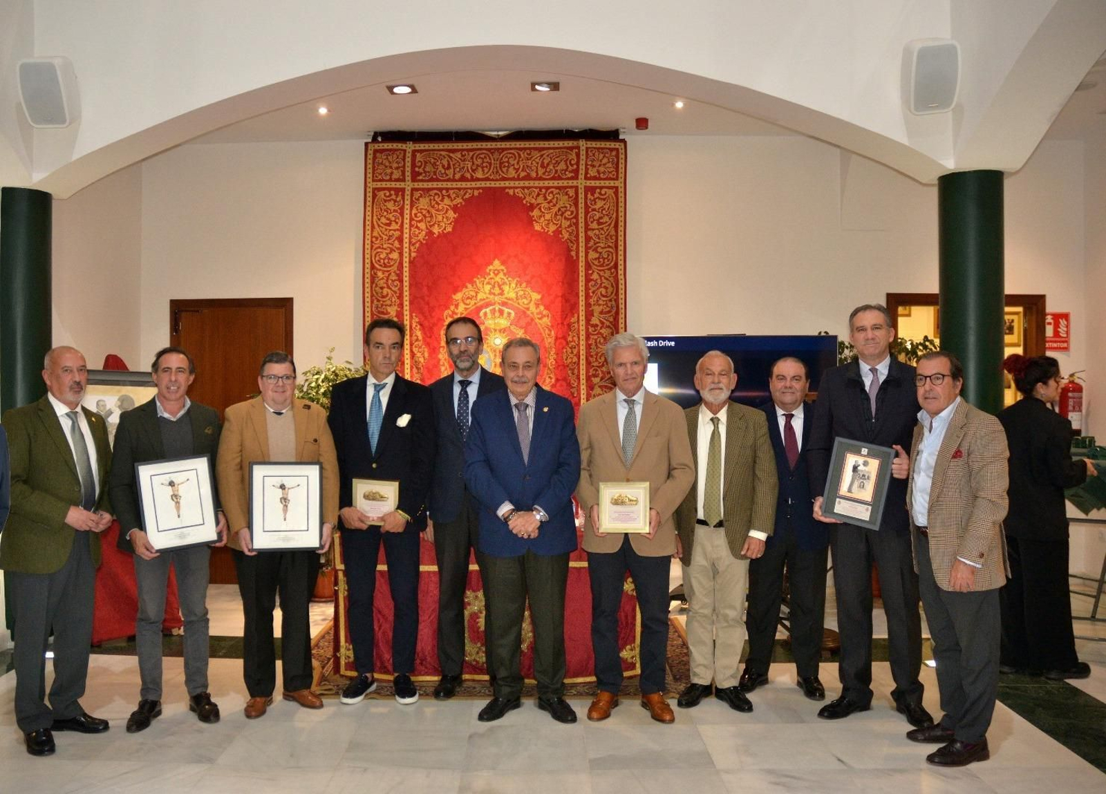 La Hermandad de San Bernardo reconoció el trabajo y la dedicación de distintas personalidades para el buen fin del festival.