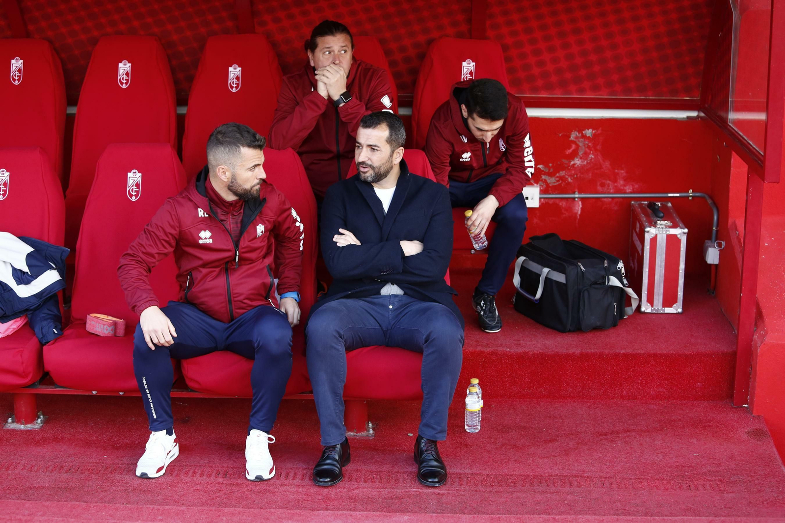 Diego Martínez, junto a sus ayudantes en el banquillo del Granada CF