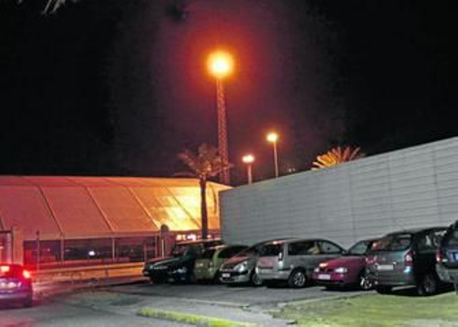 Imagen tomada ayer, de la carpa de Carnaval montada junto al IES Cornelio Balbo.