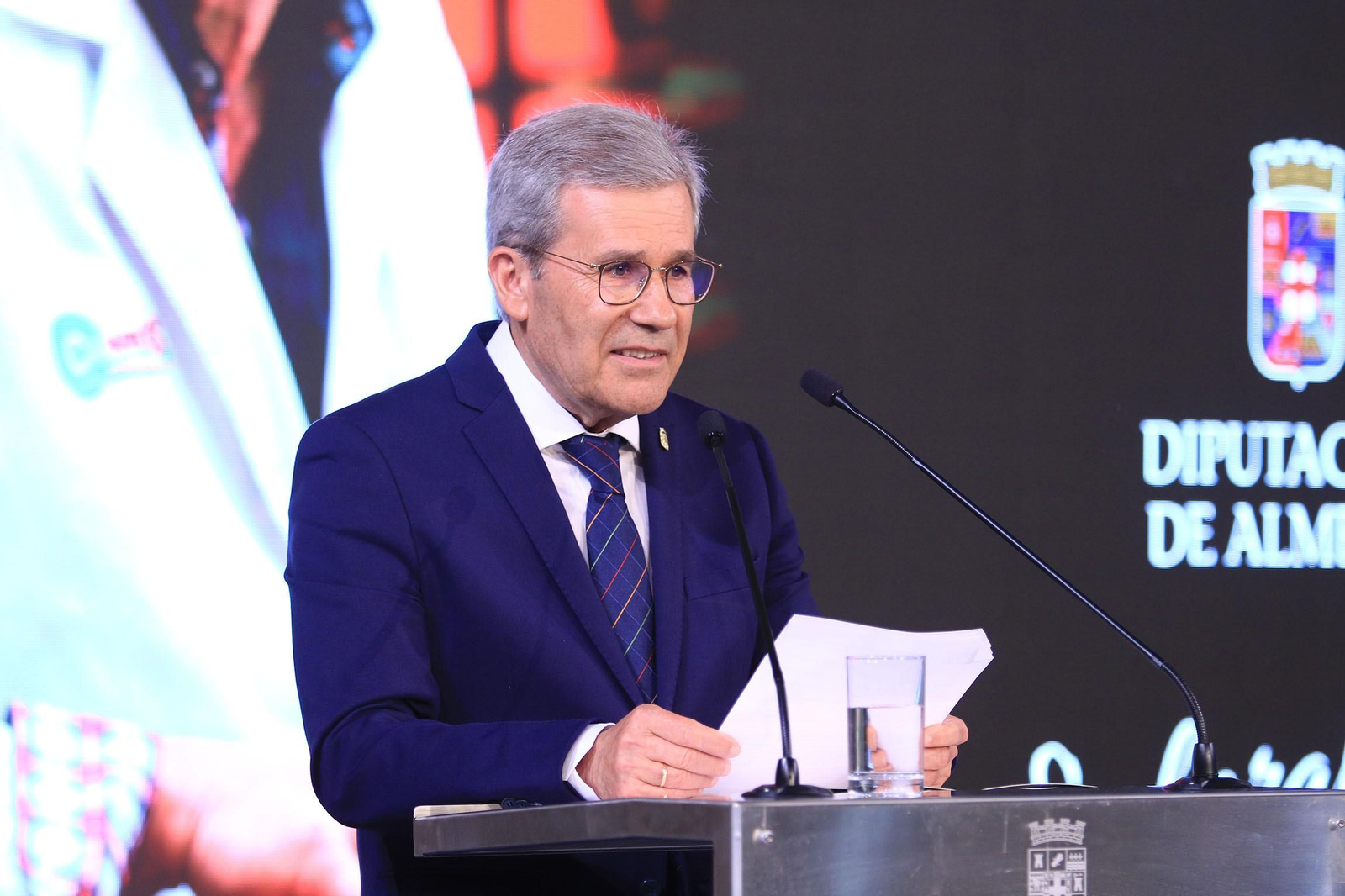 La diputación impone el Escudo de la Provincia a Pedro Caparrós