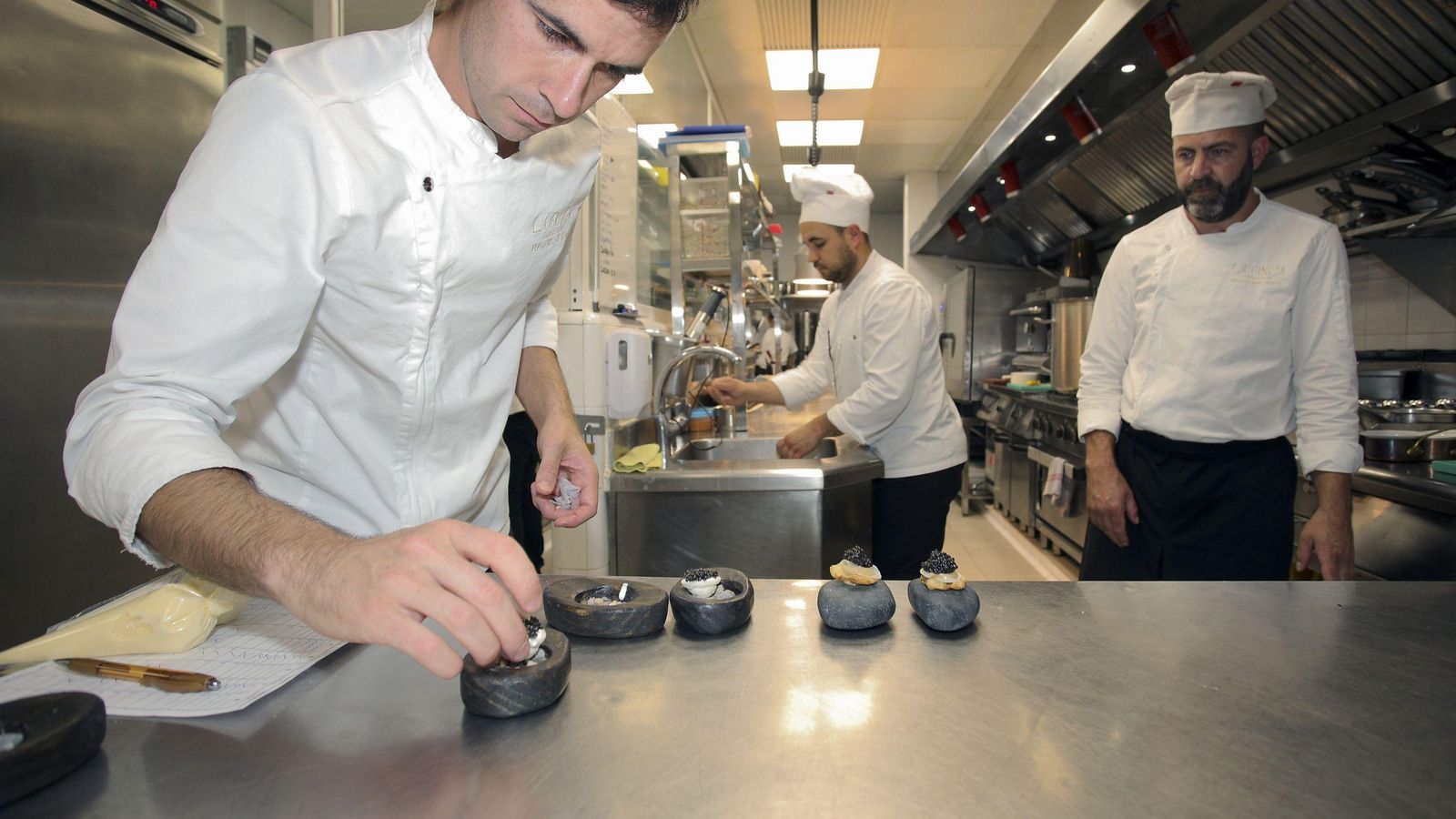 Fernando Arjona, chef del Restaurante La Finca, terminando de preparar un plato en su cocina