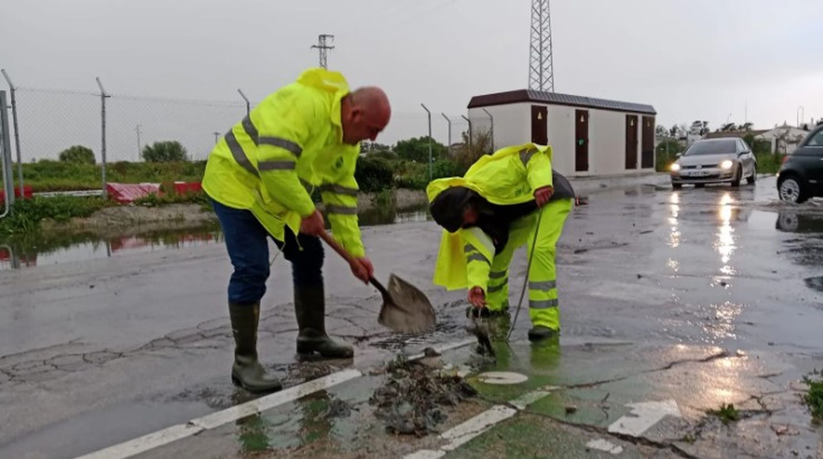 Operarios municipales, trabajando en la carretera de la Carraca, junto a la barriada Bazán, en una imagen de archivo.