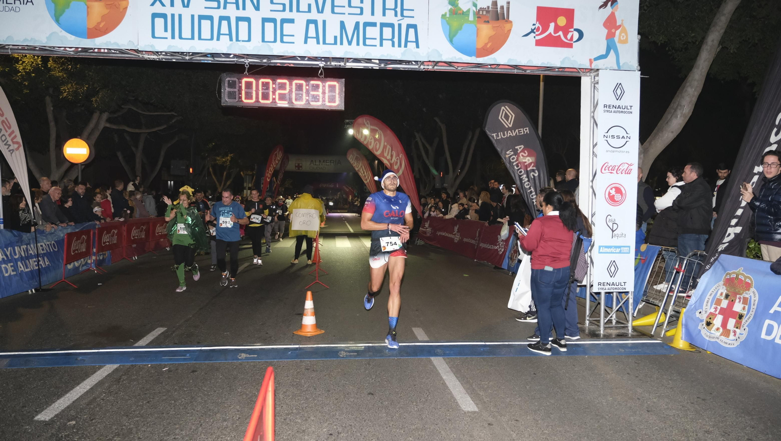 Imágenes de la XIV edición de la San Silvestre de Almería