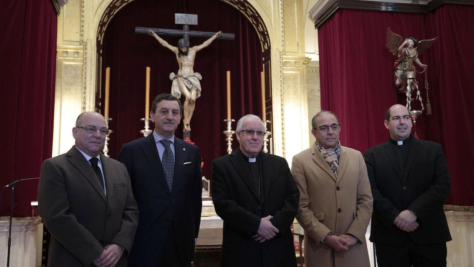 El arzobispo con el rector y el hermano mayor, entre otros, en la Capilla de la Universidad antes de la bendición de la nueva casa de hermandad.