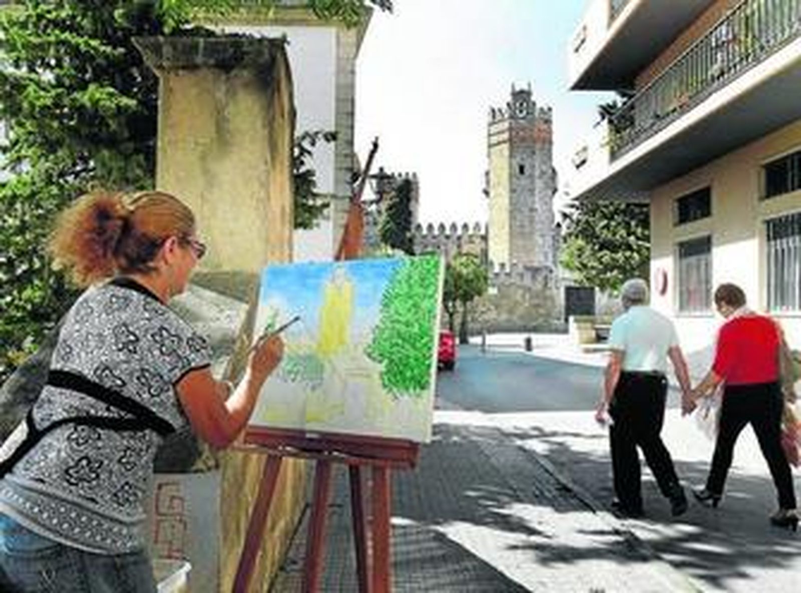 Una de las participantes pintando la fachada principal del Castillo de San Marcos.