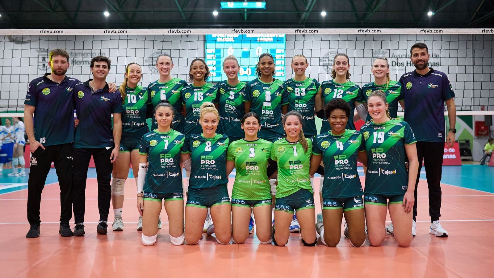 La plantilla del FP Pro Voley Cajasol, antes del partido de la Copa de la Reina.