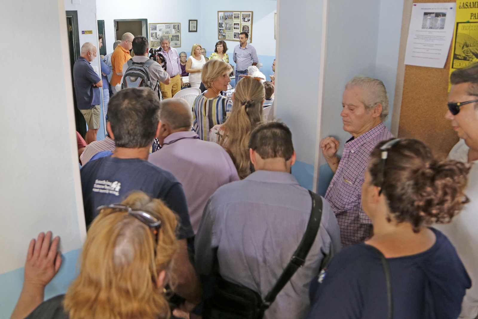 Sánchez, Collado y Díaz reciben a los vecinos en la sede de la asociación.