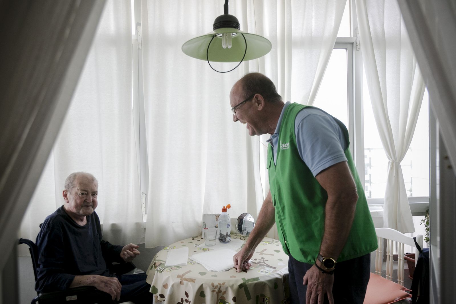 El voluntario Alejandro Fraisoli conversa con José Jiménez en una de sus visitas de esta semana.