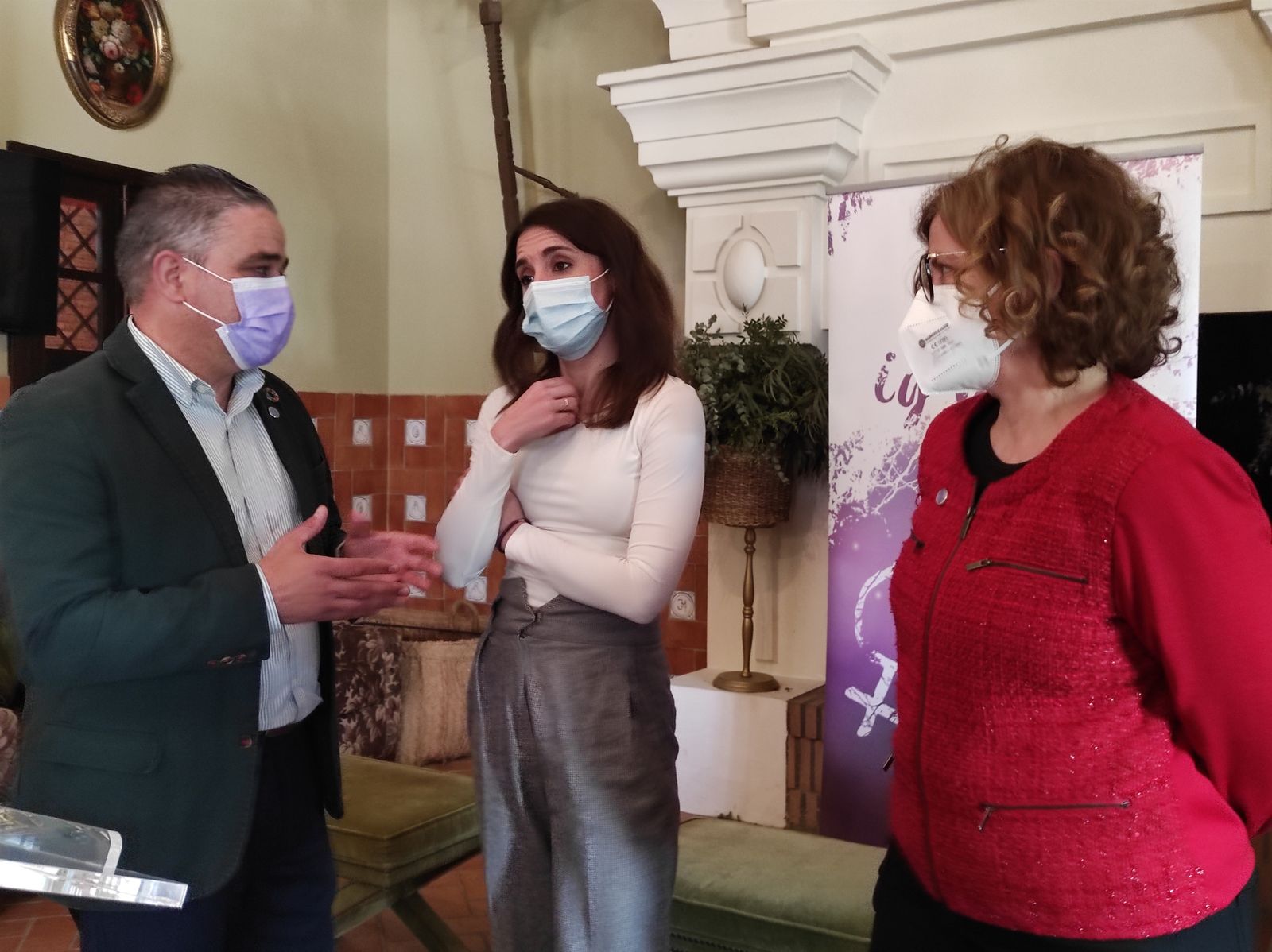 Irene Montero, con la diputada Alba Doblas y el alcalde de Fuente Palmera.