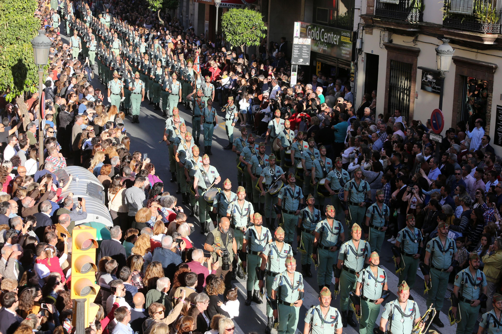 Ambiente  para recibir a la Legión en las calles de Huelva