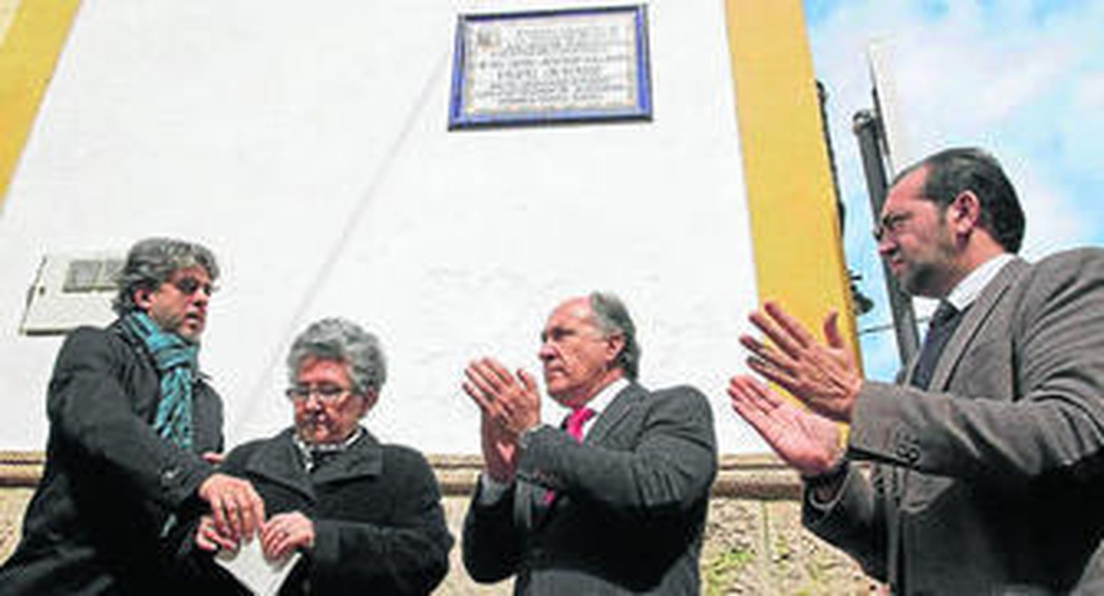 Imagen del descubrimiento de la placa en recuerdo a José Jurado, ayer.