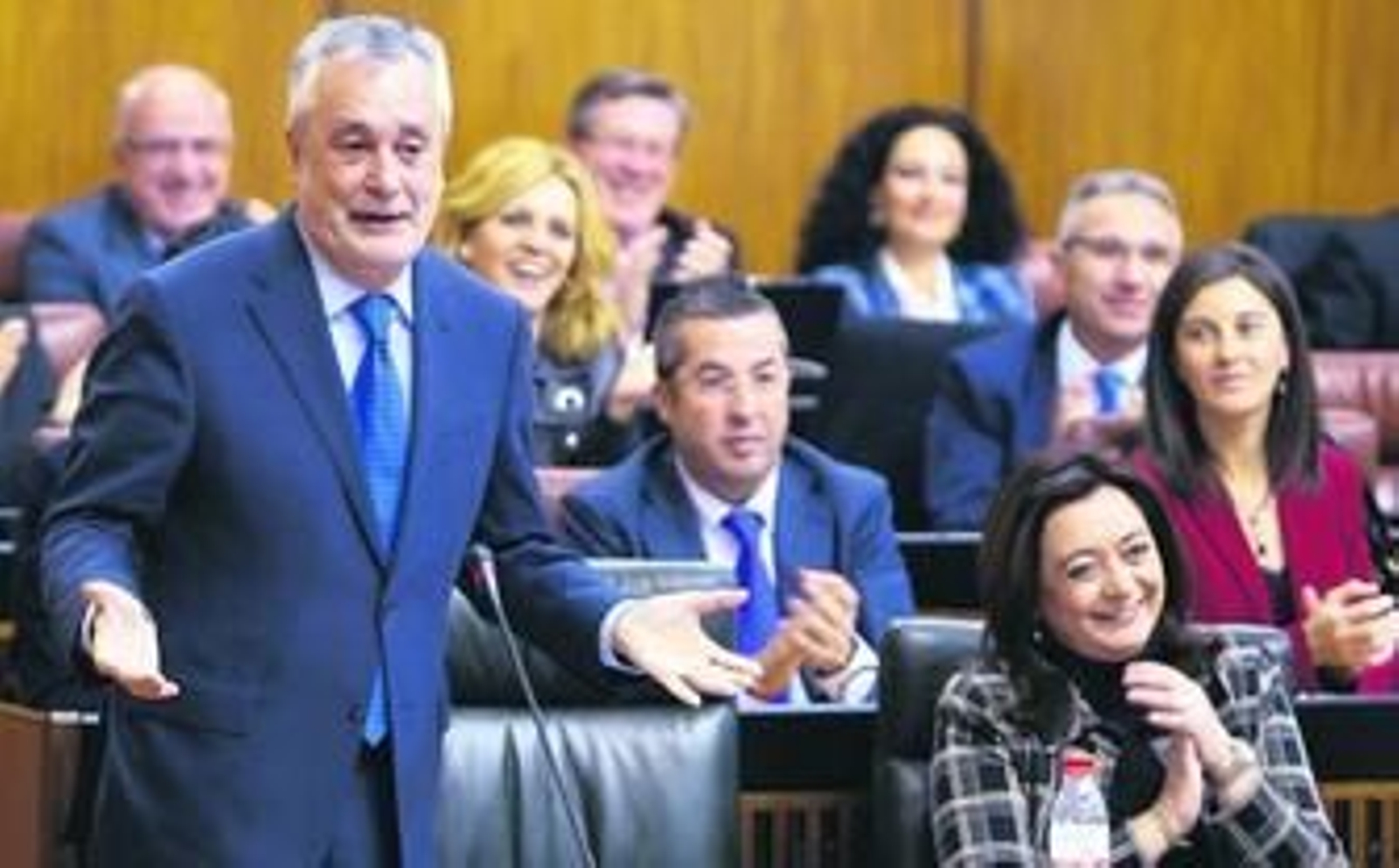 Griñán se burla de Arenas, para regocijo de su parroquia.