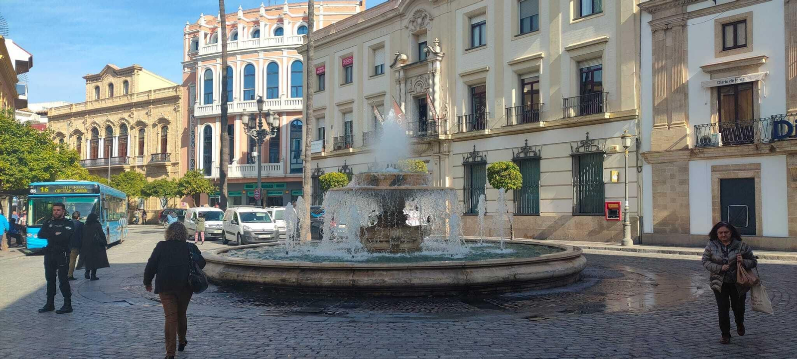 Varias personas caminan junto a la Rotonda de los Casinos.