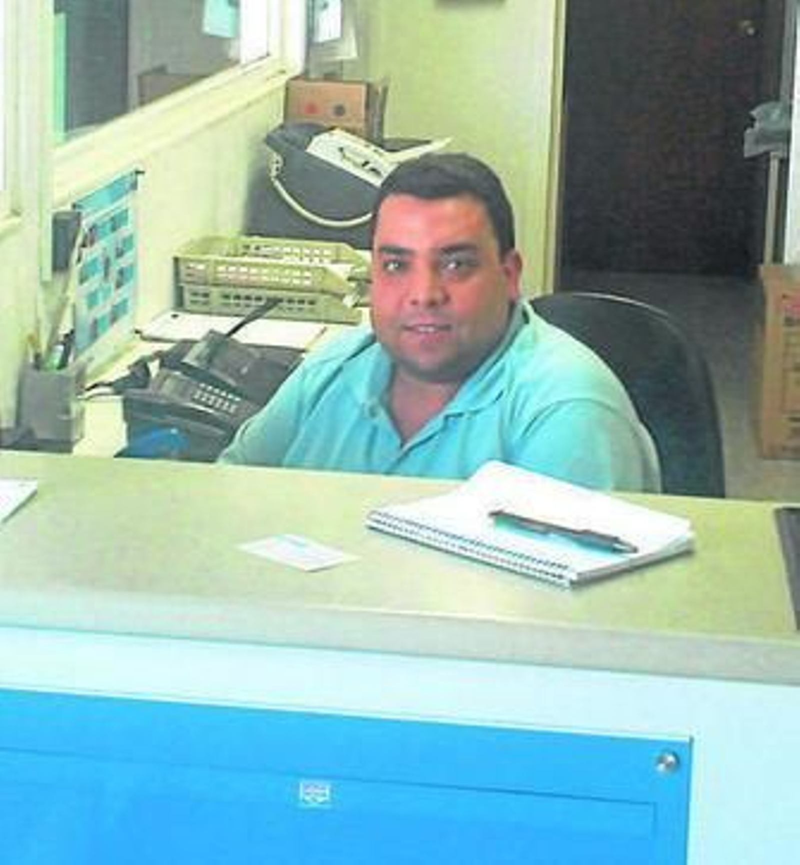 1. Joaquín Alonso prepara un neumático para el recambio. 2. Un trabajador opera en Auto Electricidad Gala y dejarlo listo un coche para las vacaciones.  3. Joaquín García en su taller, donde lleva toda la vida.