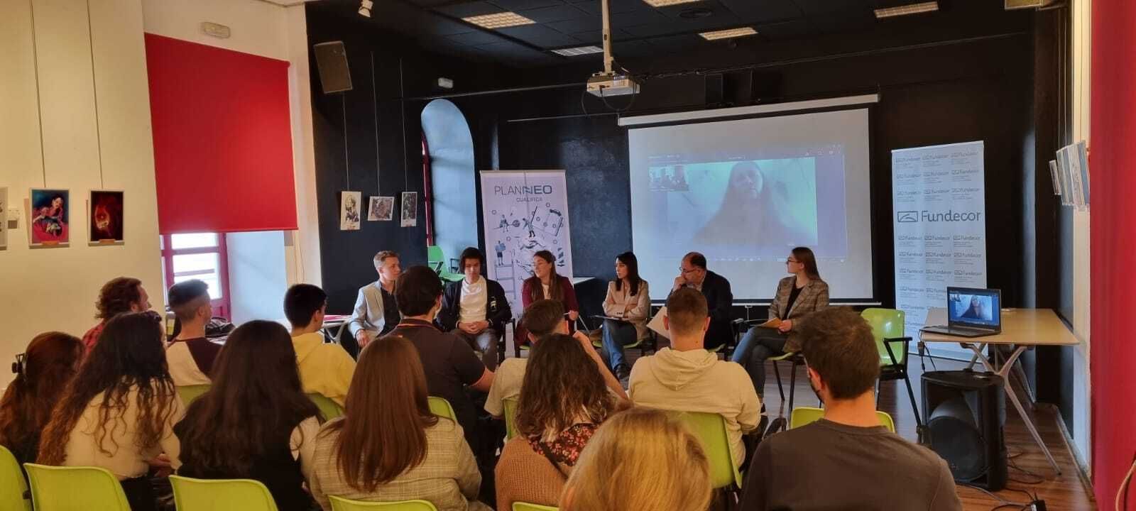 Un momento del debate en la Casa de la Juventud.