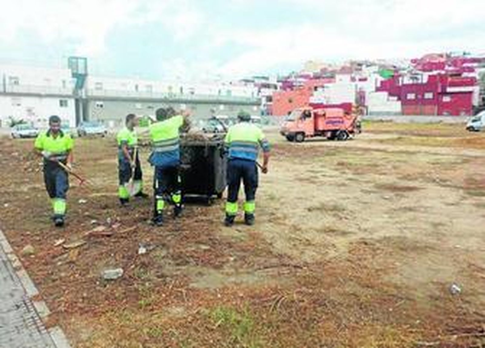 Los operarios de Algesa, durante las labores de limpieza y desbroce en Huerta de Siles.