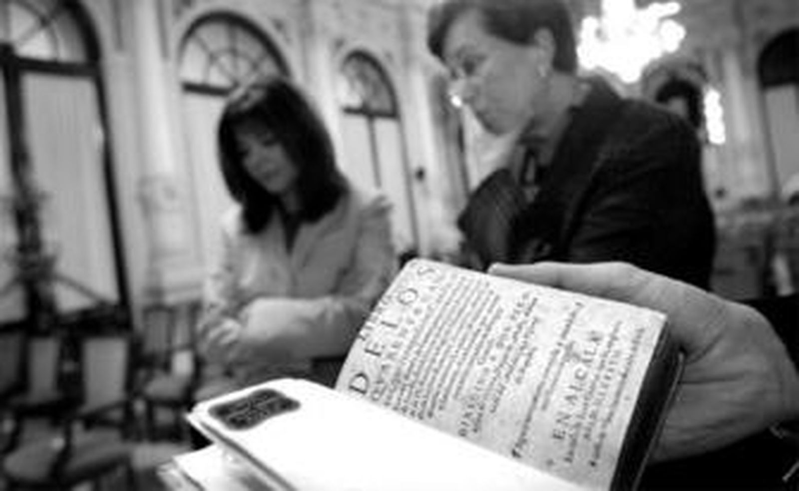 Adela Rubia y María Pepa Lara al fondo, con la edición original del siglo XVI en primer término.