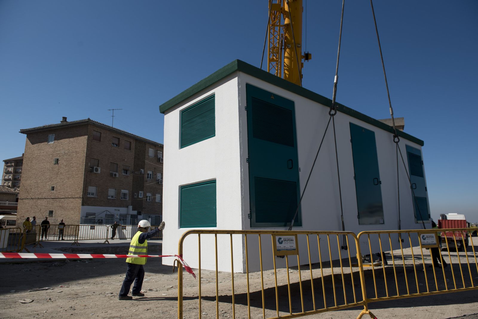 Las imágenes de la instalación del nuevo transformador de la zona Norte de Granada