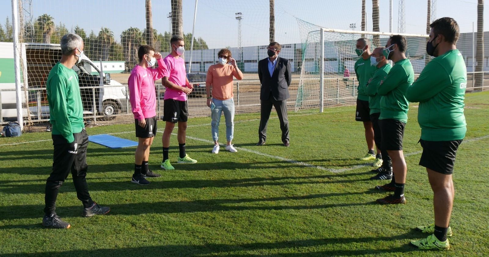 Oyarzun y Salido conversan con el cuerpo técnico, Raúl Cámara y Javier González Calvo antes del entrenamiento.